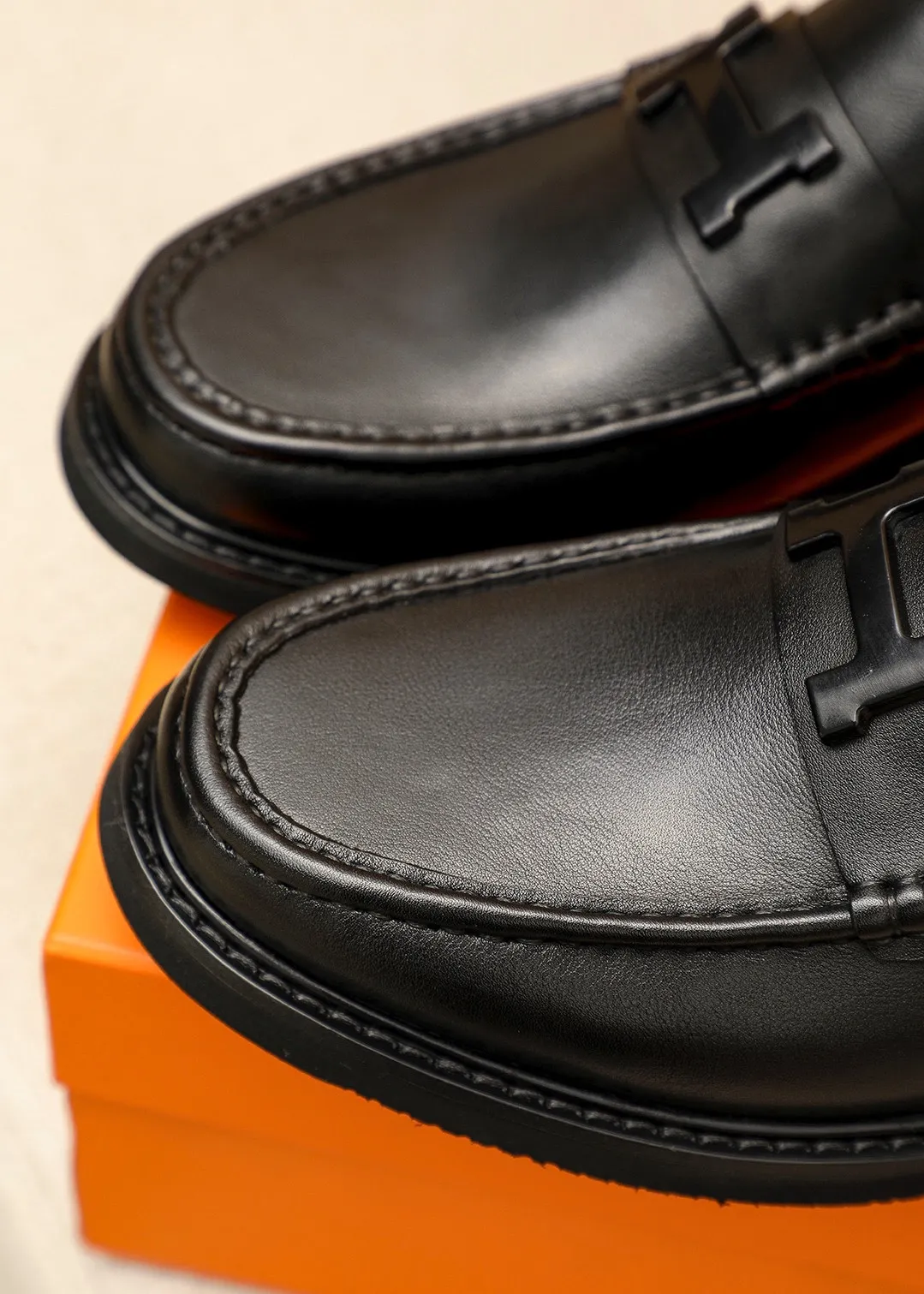 Men's shoes 💰442 💐 Product trademark: HERMES "Hermès" fashionable casual leather shoes Regular size: 38-44 (45🉑️customized) Product materials: Selected imported first-layer calfskin upper + classic hardware buckle, imported cowhide leather lining. Strong three-dimensional visual effect, original outsole color: 2 colors available